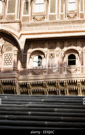 Mehrangarh, la città di Jodhpur fort 400 piedi sopra la città dello stato del Rajasthan, India Foto Stock