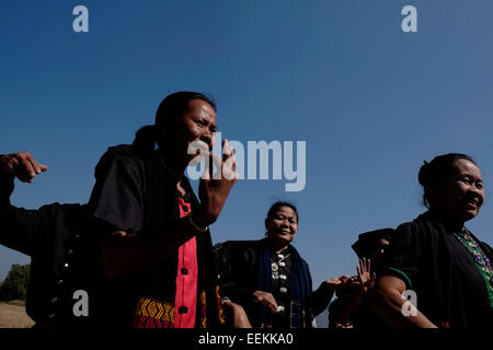 I membri di Tai Dum minoranza etnica noto come 'il popolo senza un paese" i cui antenati avevano migrato dal Laos nel 1905 indossa tipico indumento nero danza danza tradizionale in Tai Dam villaggio di Ban Napanard situato a divieto Na Pa Nat, Tambon Khao Kaeo nella parte settentrionale della provincia di Loei Thailandia Foto Stock