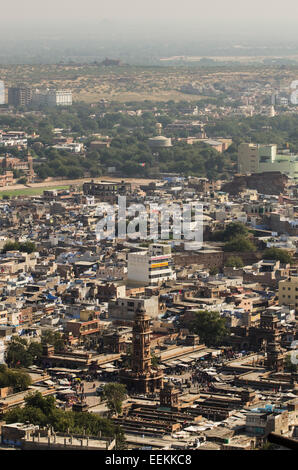 Vista su Jodhpur strade della città e la piazza del mercato clocktower, nello stato del Rajasthan, India Foto Stock