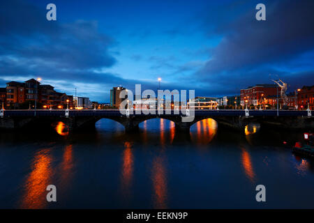 Fiume lagan e queens bridge nel blu ora nel centro città di Belfast Irlanda Foto Stock