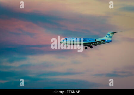 Una KLM Royal Dutch Airlines NV Koninklijke Luchtvaart Maatschappij venendo per atterrare all'Aeroporto di Cardiff Foto Stock