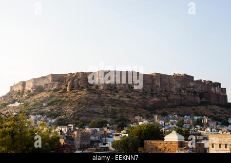 Mehrangarh, la città di Jodhpur fort 400 piedi sopra la città dello stato del Rajasthan, India Foto Stock