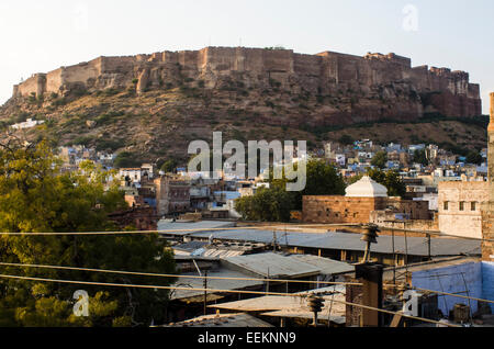 Mehrangarh, la città di Jodhpur fort 400 piedi sopra la città dello stato del Rajasthan, India Foto Stock