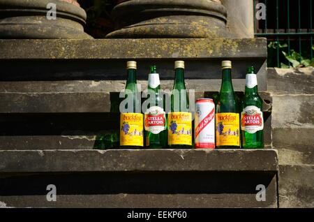 Bere bottiglie e lattine a sinistra su un monumento nella necropoli di Glasgow Foto Stock