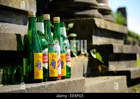 Bere bottiglie e lattine a sinistra su un monumento nella necropoli di Glasgow Foto Stock
