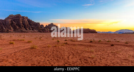 Panorama di un tramonto nel Wadi Rum desert, Giordania Foto Stock