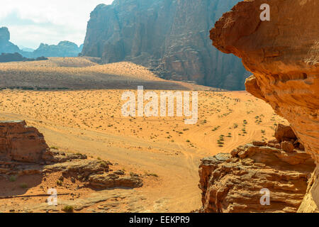 Le persone che viaggiano in Wadi Rum desert, Giordania Foto Stock