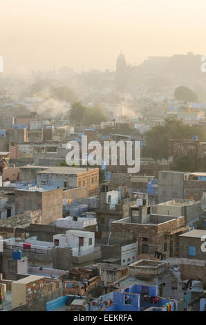 Vista di Jodhpur sui tetti della città di sunrise, nello stato del Rajasthan, India Foto Stock