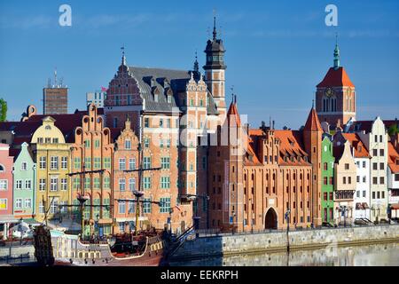 Danzica Polonia. Centro storico della città. Dlugie Pobrzeze e Gate Mariacka facciata sul fiume Motlawa area turistica. Mattinata estiva Foto Stock