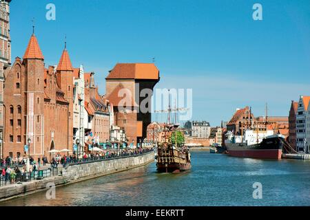 Danzica Polonia. La città vecchia. Guardando verso il basso Dlugie Pobrzeze a Mariacka Gate e la gate di gru sul fiume Motlawa area turistica Foto Stock