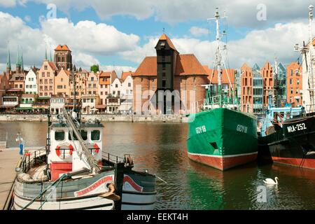 Danzica Polonia. La città vecchia. Barche da pesca sul fiume Motlawa. Gru medievale Gate e edifici storici sul Dlugie Pobrzeze Foto Stock