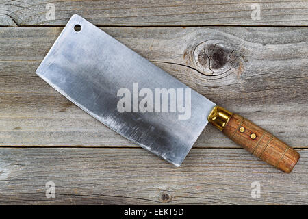 In prossimità di un grande vecchio tradizionale coltello da prosciutto in legno rustico Foto Stock