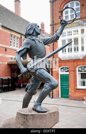 Una statua all'ingresso del re Richard III Visitor Centre in Leicester City. Dinastia, la morte e la scoperta. Foto Stock