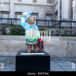 L'Orso di London Paddington Bear statua progettata dal sindaco di Londra Boris Johnson messo all'asta per raccogliere fondi per la NSPCC Foto Stock