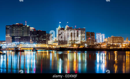 Newark, NJ cityscape di notte, visto da Riverbank Park. Jackson street bridge, illuminato, abbraccia il Passaic River Foto Stock