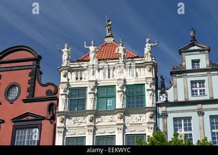 Danzica Polonia. Olandese in stile manierista della facciata della Corte di Re Artu sulla principale strada dello shopping di Dlugi Targ date dal 1617 Foto Stock