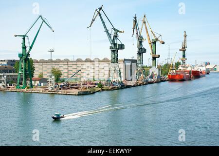 Danzica Polonia. La porta dock strutture e magazzini di Stocznia Gdansk S.A. sulla punta meridionale di Ostrow Isola Foto Stock