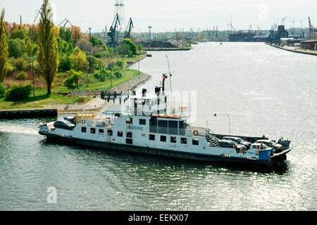 La Polonia. Porto di Danzica. Traghetto per auto attraversa la Martwa Wisla canale di spedizione al di sopra della fortezza Vistulamouth vicino a Westerplatte Foto Stock