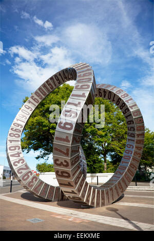 "Passando ora' scultura da Anton Parsons, Poytechnic Christchurch, Nuova Zelanda Foto Stock