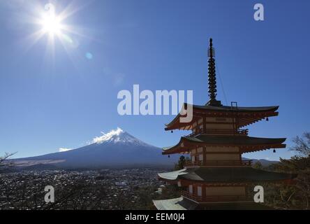 Mt. Fuji visto da Arakura Sengen Jinja Foto Stock