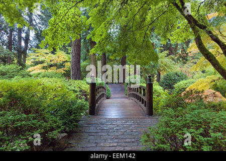 Luna il ponticello del giardino giapponese in Portland Oregon Foto Stock