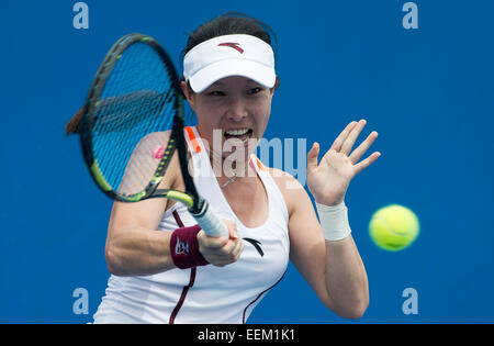 Melbourne, Australia. Xx gen, 2015. Zheng Jie di Cina restituisce la sfera durante il singolare femminile match di primo turno contro Kai-Chen Chang di Taipei Cinese presso l'Australian Open Tournament a Melbourne, Australia, 20 gennaio, 2015. Zheng Jie perso 0-2. Credito: Bai Xue/Xinhua/Alamy Live News Foto Stock