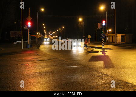 La città di notte street con lanterne di lucentezza e la movimentazione di autovetture e di persone su strada a croce Foto Stock