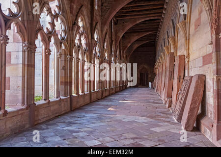 Chiostro incompiuta senza vault, Eglise Catholique Paroisse Sainte Trinité, cattolica Chiesa della Trinità, Wissembourg, Alsazia Foto Stock