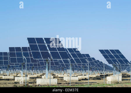 Foto di pannelli di Voltaic per la raccolta di energia solare Foto Stock