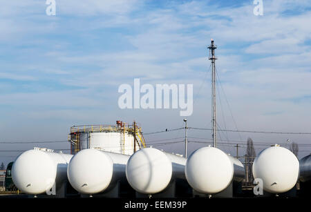 Nuovo , bianco gas naturale dei serbatoi di stoccaggio pronto per essere installato Foto Stock