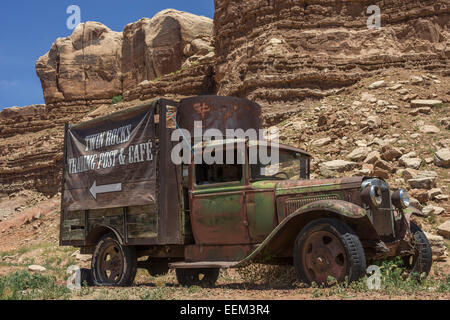 Vecchio furgone con pubblicità per il Twin Rocks Cafe, Bluff, Utah, Stati Uniti Foto Stock