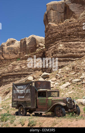 Il vecchio van con la pubblicità per gli scogli gemelli cafe, bluff, Utah, Stati Uniti Foto Stock