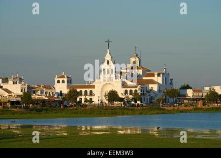 Eremo di El Rocío nella laguna del parco nazionale di Doñana, El Rocio, Costa de la Luz, Andalusia, Spagna Foto Stock