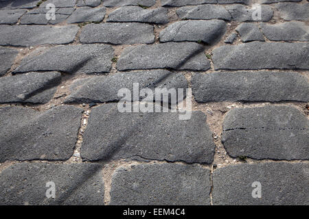 I solchi di epoca romana sul marciapiede, asse stradale, Decomanus, antica città di Gadara, Umm Samir, Giordania Foto Stock