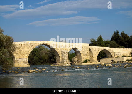 Romano ricostruito ponte sopra il fiume Köprüçay, antico fiume Eurymedon, Köprüçay, nei pressi di Aspendos, Provincia di Antalya Foto Stock