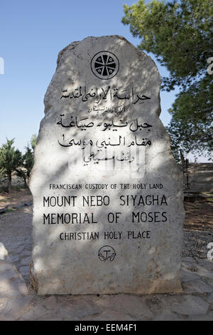 Monumento di pietra di Mosè che vide la Terra Santa dal Monte Nebo ma non era permesso entrare per il Monte Nebo, vicino a Madaba, Giordania Foto Stock