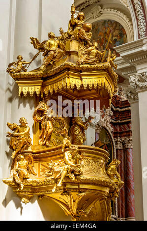 Pulpito dorato della navata, barocca cattedrale di Santo Stefano, Passau, Bassa Baviera, Baviera, Germania Foto Stock