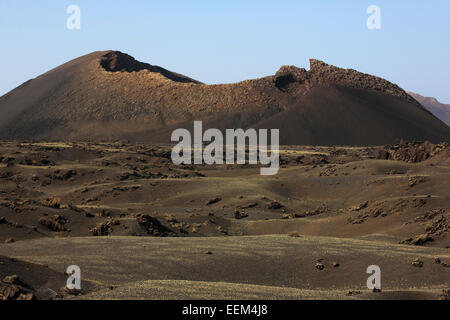 Il cratere vulcanico nel Parco Nazionale di Timanfaya, Montañas del Fuego, Fire montagne, paesaggio vulcanico, Lanzarote Foto Stock