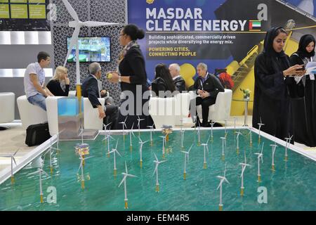 Abu Dhabi. Xix gen, 2015. La foto scattata a gennaio 19, 2015 mostra un modello di produzione di energia eolica presentato da MASDAR, una corporation company del slegato Emirati arabi uniti (EAU) durante una mostra di nuove tecnologie di energia rinnovabile al World Future Energy Summit 2015 (WFES) in Abu Dhabi, capitale degli Emirati arabi uniti. WFES era stata convocata qui il lunedì, con i rappresentanti di oltre 900 aziende in tutto il mondo a discutere l'impatto dei bassi prezzi del petrolio sulle energie rinnovabili. Credito: Un Jiang/Xinhua/Alamy Live News Foto Stock