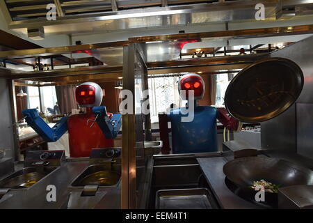 Hefei, cinese della provincia di Anhui. Xx gen, 2015. Robot cucinare piatti presso un ristorante a Hefei, a est della capitale cinese della provincia di Anhui, 20 gennaio, 2015. Il ristorante è gestito con robot i camerieri e i cuochi. © Yang Xiaoyuan/Xinhua/Alamy Live News Foto Stock