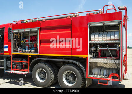 Le attrezzature utilizzate nella lotta antincendio installato su un moderno camion dei pompieri Foto Stock