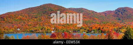 Lac Bromont in autunno, Vista panoramica, Bromont, Eastern Townships, Quebec, Canada Foto Stock