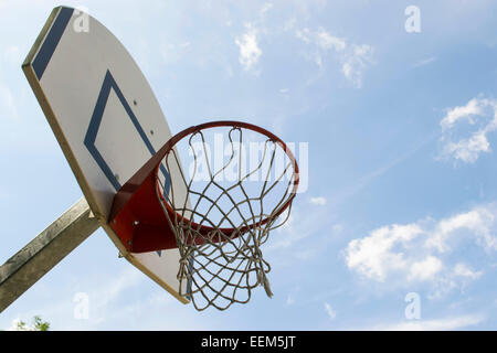 Basketball hoop con tavola spinale sotto un cielo blu Foto Stock