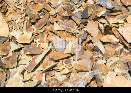 Pila di molto friabili rocce vulcaniche con tracce di diversi minerali Foto Stock