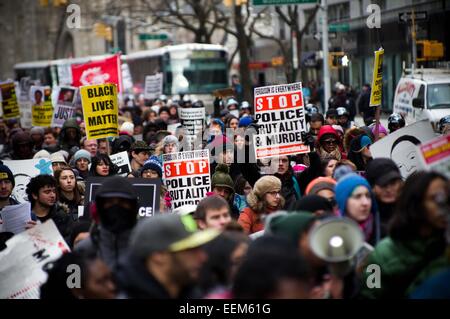 Manifestanti con anti polizia brutalità cartellone. Centinaia di manifestanti in Harlem durante il Martin Luther King Jr. giorno dimostrazione riuniti a Malcolm X Blvd. e Central Park a nord per un 'Dream4giustizia' marzo alle Nazioni Unite, riempito Foley Square a Manhattan e messa in scena di una matrice in al Grand Central Terminal. Credito: Geovien in modo pacifico/press/Alamy Live News Foto Stock