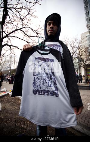 Un manifestante visualizza la non possiamo respirare T-Shirt centinaia di manifestanti in Harlem durante il Martin Luther King Jr. giorno dimostrazione riuniti a Malcolm X Blvd. e Central Park a nord per un 'Dream4giustizia' marzo alle Nazioni Unite, riempito Foley Square a Manhattan e messa in scena di una matrice in al Grand Central Terminal. Credito: Geovien in modo pacifico/press/Alamy Live News Foto Stock