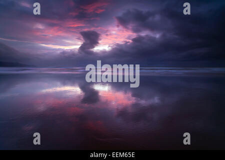 Regno Unito, Inghilterra, North Devon, formazioni di nubi riflessi nel mare al tramonto Foto Stock