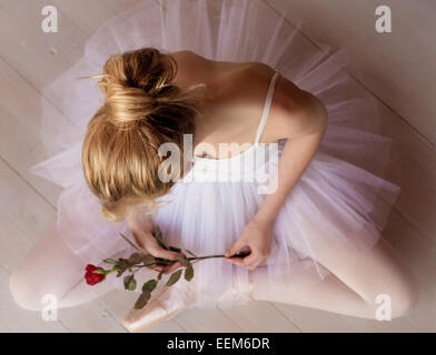 Vista della ballerina con rosa rossa Foto Stock