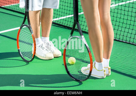 I giocatori holding racchette da tennis a th campo da tennis Foto Stock