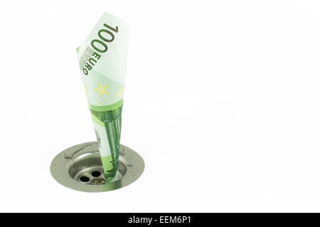 Centinaia di Euro bill ritorto e inserito attraverso un foro di un lavello drenaggio, il concetto di denaro e di problemi finanziari Foto Stock